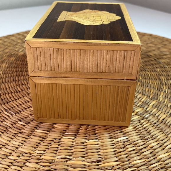 Vintage Mid Century Modern Sea Sea Shell Inlayed Jewelry Trinket Box - Picture 5 of 10